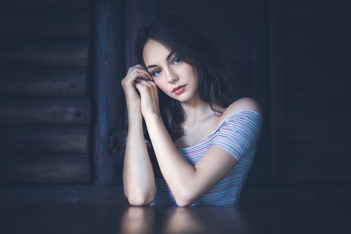 Young woman with blue eyes looking at the camera