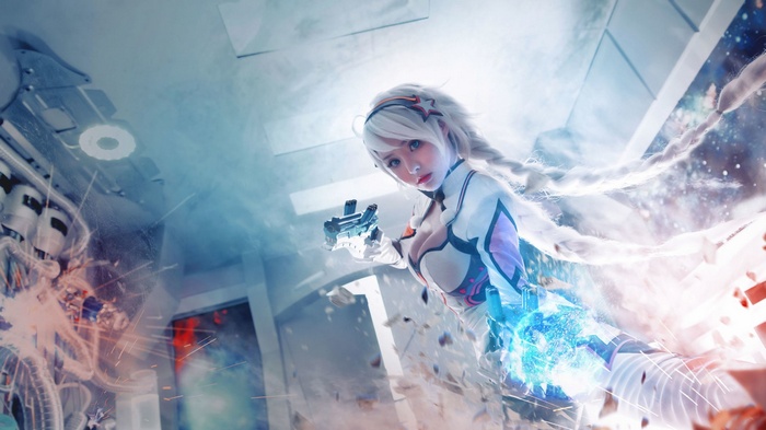 Kiana Kaslana from Gunz Cosplay with Futuristic Weapon