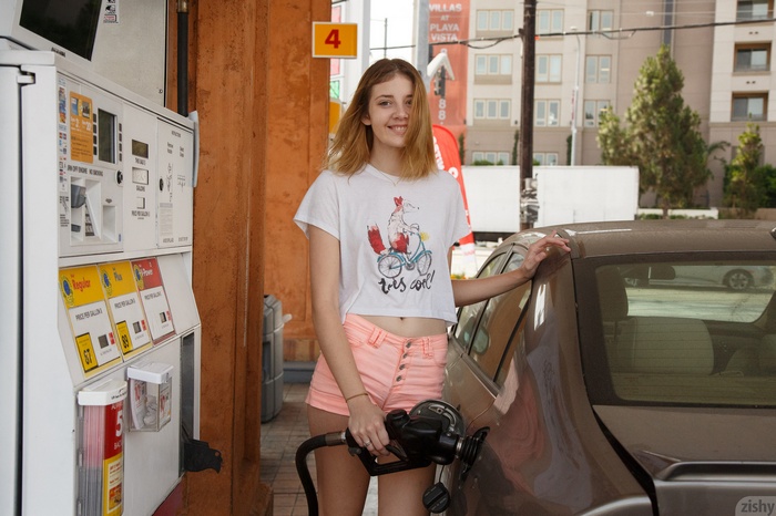 Sloan Kendricks, gas stations, photography, zishy, women outdoors, shorts, teeth, women, face, T-shirt, blonde, short hair, looking at viewer, Lena Anderson, model, belly, fueling, smiling, women with cars