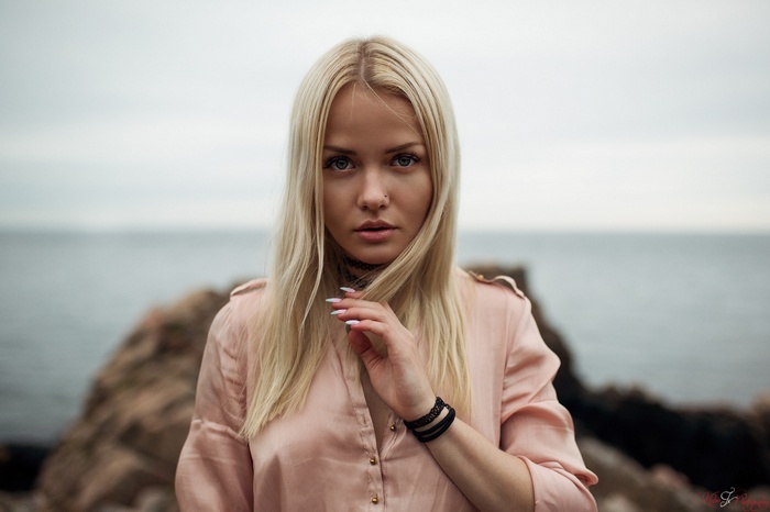 sea, looking at viewer, Polish women, pierced nose, Alicja Sedzielewska, depth of field, blonde, pink shirt, holding hair, portrait, women outdoors, women