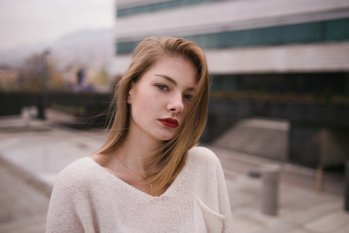Woman with blonde hair and red lipstick outdoors