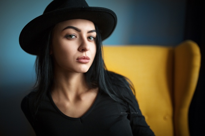 Woman wearing a black hat and black shirt
