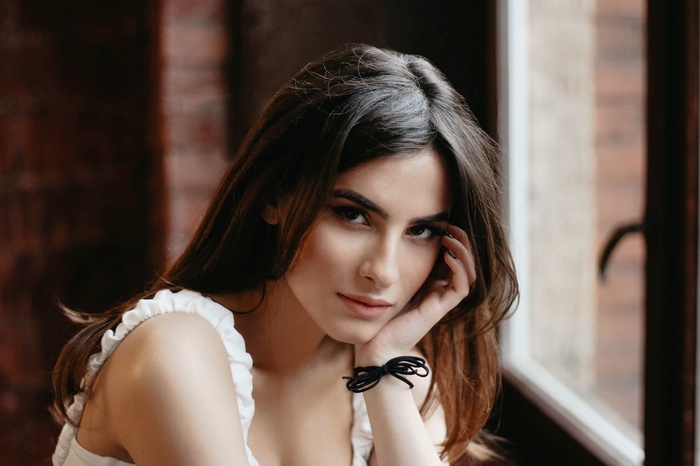 Alina Ester portrait with long brown hair