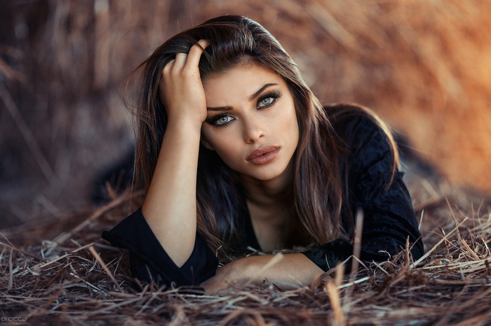 blue eyes, women, Margherita Sicignano, smoky eyes, juicy lips, face, women outdoors, Alessandro Di Cicco, hay, black clothing, brunette, portrait, bokeh