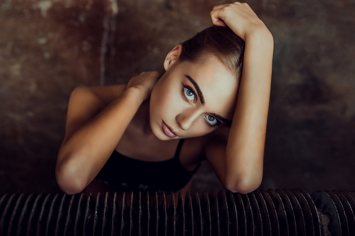 Woman with blue eyes and tanned skin, top view
