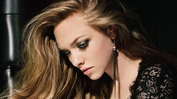 Amanda Seyfried with skull earring