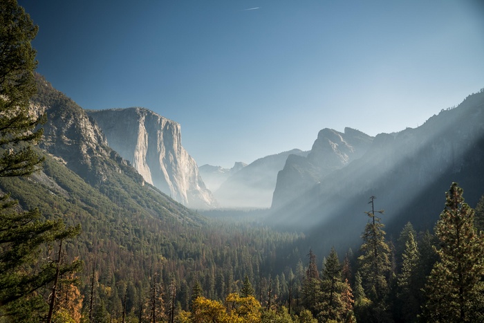 Yosemite National Park mountains with sun rays