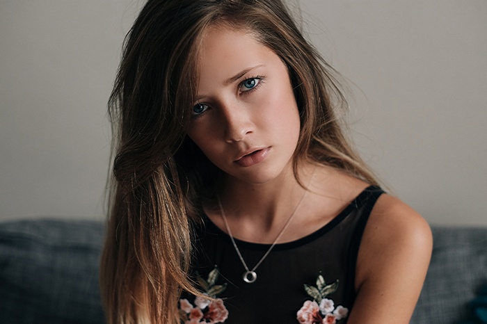 Meline Carmona portrait with blue eyes and necklace