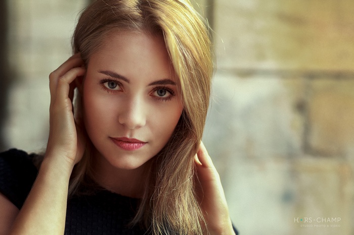 Woman with blonde hair and red lipstick