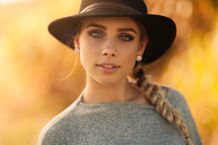 Woman wearing a hat and sweater