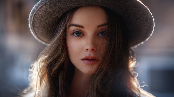 Woman with blue eyes wearing a hat