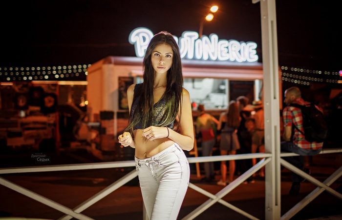 long hair, looking at viewer, jeans, women, portrait, brunette, straight hair, model, belly, women outdoors