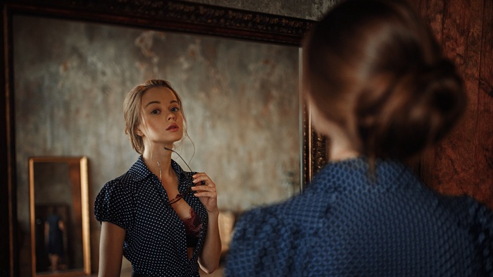 Maria Zhgenti looking in a mirror