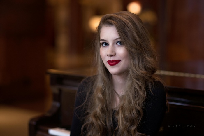 Portrait of a blonde woman with red lipstick
