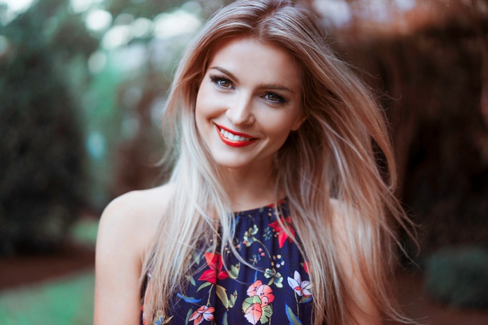 depth of field, face, women outdoors, straight hair, long hair, blonde ...