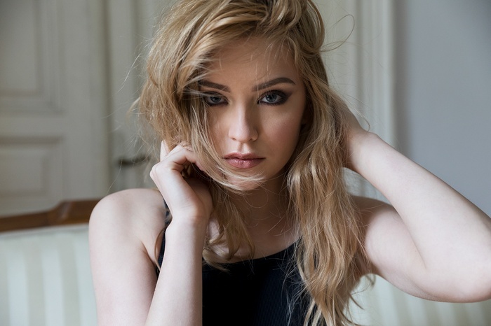 Aura Dosoftei with blonde hair and sensual gaze