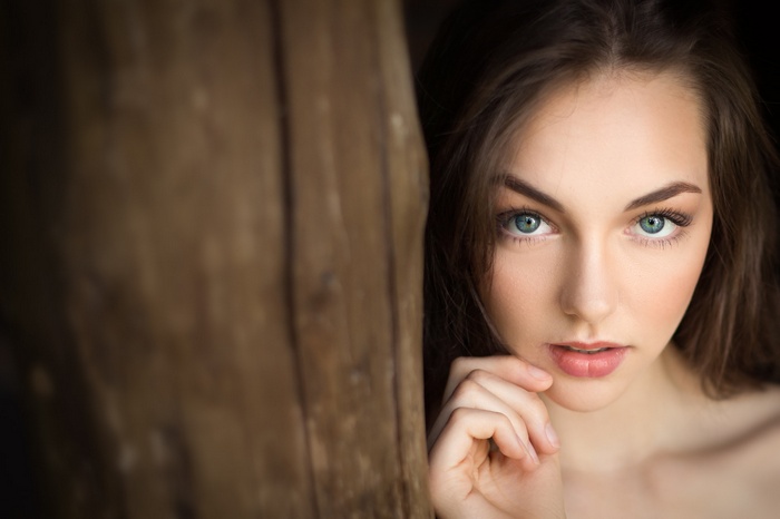 Woman with green eyes and brown hair