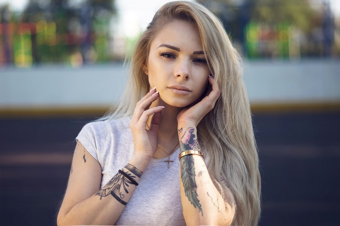 Woman with blonde hair and tattoos