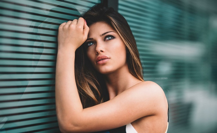 Woman with blue eyes looking up, shallow depth of field