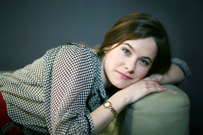 Caroline Dhavernas lying on a couch
