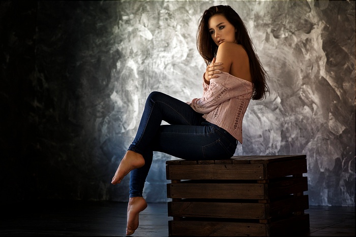portrait, sitting, women, jeans