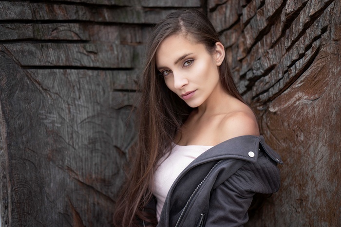 Pavlina portrait with wooden background