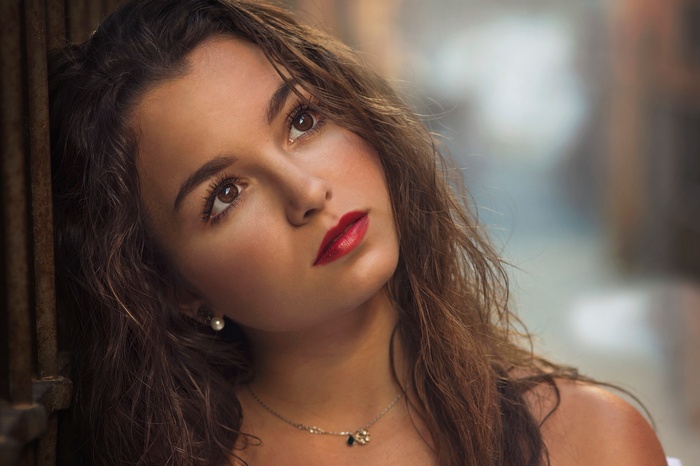 Woman with brown hair and red lipstick