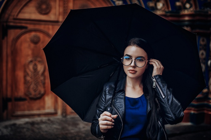 Woman with umbrella and glasses