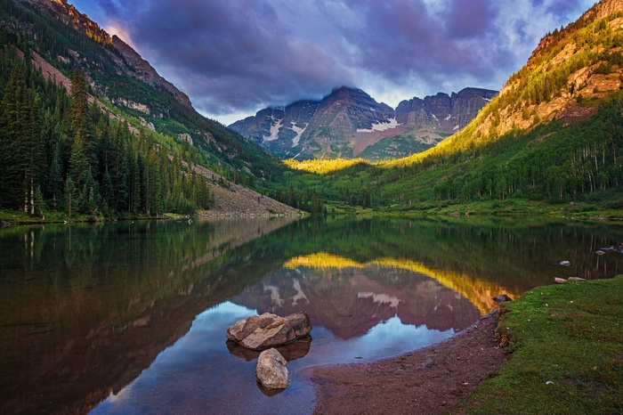 Maroon Bells mountains reflected in Maroon Lake
