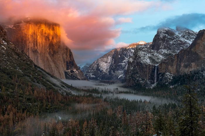 Yosemite National Park mountains at sunrise with fog