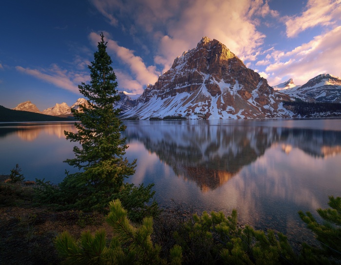 Bow Lake and Crowfoot Glacier in Banff National Park, Canada