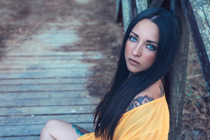 Woman with blue eyes and tattoos