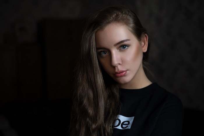 Woman with blue eyes wearing a black t-shirt