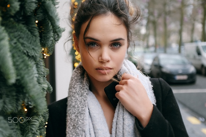 women, brunette, women outdoors, black coat, coats, 500px, Márcio Miranda, looking at viewer, Barbara, face, portrait, street, scarf, blue eyes, bokeh, christmas lights
