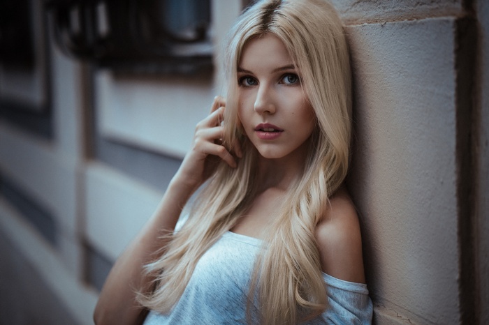 Portrait of a blonde woman with depth of field