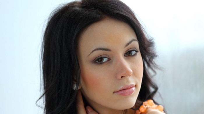 Shery Vi, a brunette woman with long hair and brown eyes