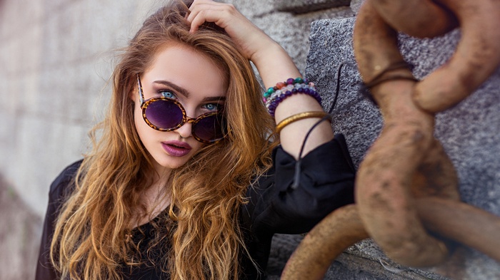 Woman with sunglasses and bracelets