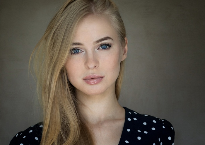 Victoria Pichkurova, portrait, blonde, women, simple background, blue eyes