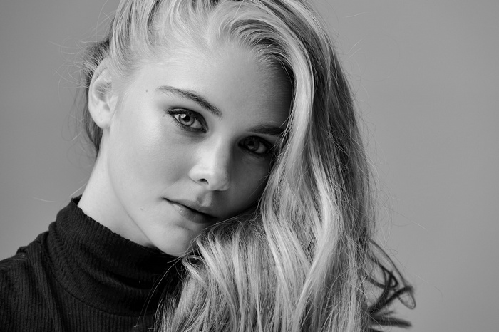 Monochrome portrait of a woman by Brice Lehmann