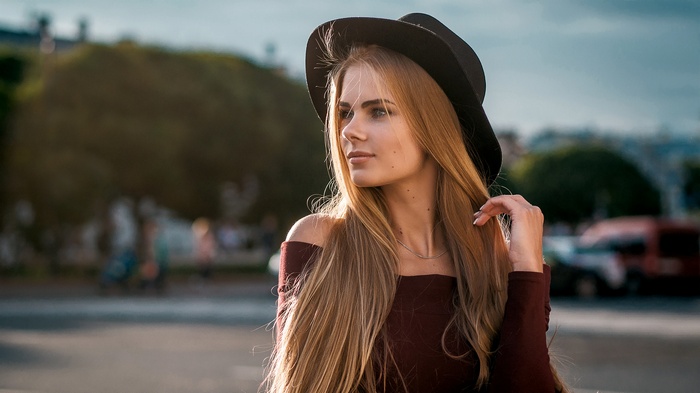 Woman with blonde hair wearing a hat