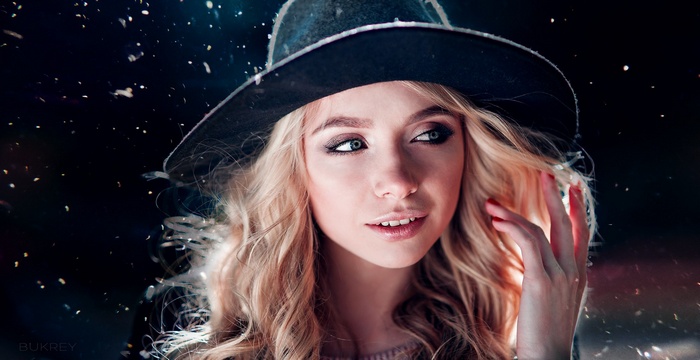 Woman with blonde hair wearing a hat