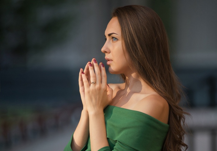 Woman with red nails and green dress