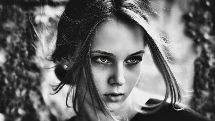 Black and white portrait of a woman with green eyes