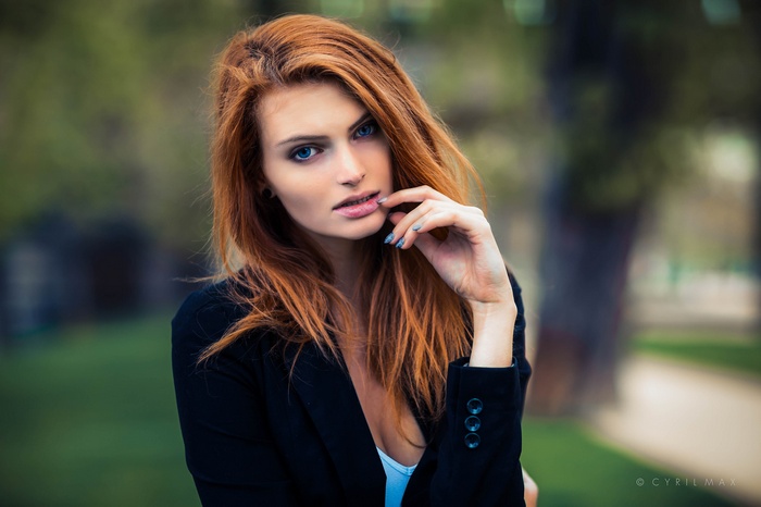 Redhead woman with blue eyes wearing a black blazer