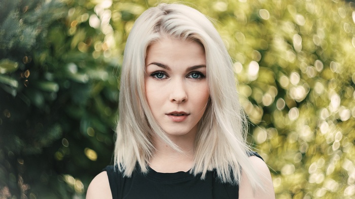 Portrait of Lia Meyer with blonde hair and blue eyes