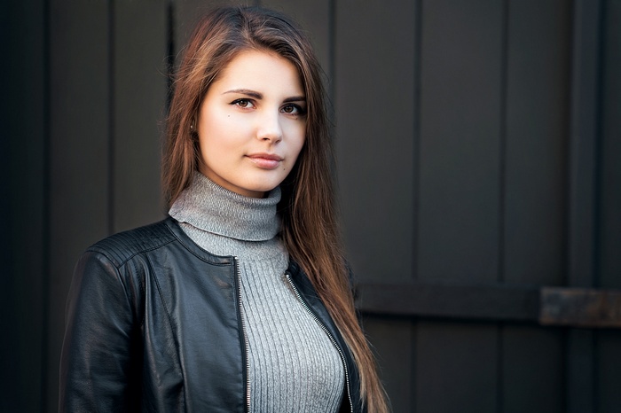 Woman in leather jacket and turtleneck