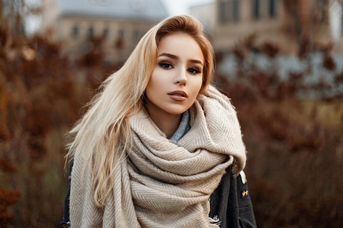Woman with blonde hair wearing a scarf