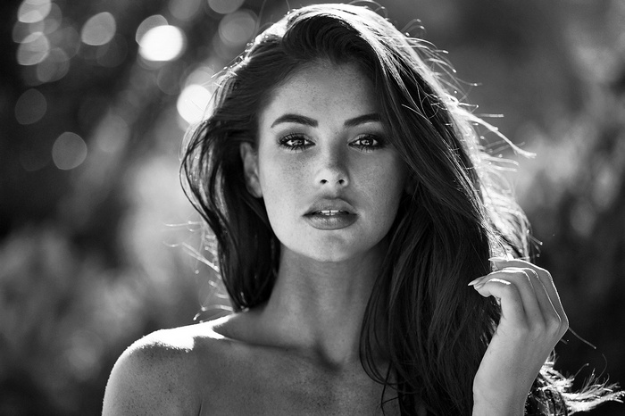 Monochrome portrait of a woman with depth of field