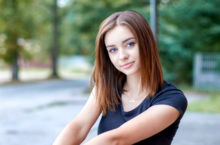 Young woman with blue eyes and brown hair