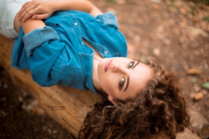 Woman lying on a log, Grigoriy Lifin photographer